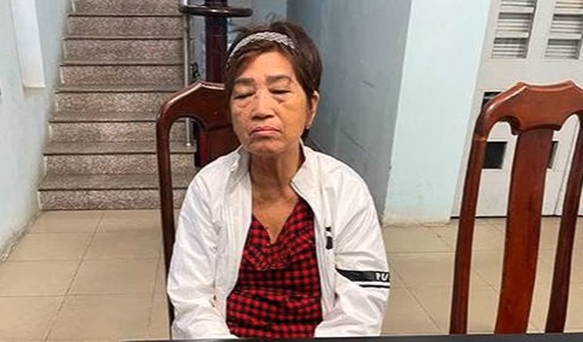  Nữ giúp việc trộm 300 triệu đồng: Nguyễn Thị Hương (SN 1965, ngụ phường Hiệp Hòa, TP Biên Hòa, tỉnh Đồng Nai) là người giúp việc cho ông Đ.V.V. (SN 1958, ngụ phường Hiệp Hòa, TP Biên Hòa). Chiều tối 1/4/2022, trong lúc dọn phòng ngủ của ông V., Hương mở cửa tủ quần áo và phát hiện ngăn trên cùng có một túi nilon màu trắng, bên trong có 2 cọc tiền loại mệnh giá 500 ngàn đồng với tổng giá trị là 300 triệu đồng. Nổi lòng tham, Hương đã lấy trộm toàn bộ số tiền trên rồi thu dọn đồ đạc cá nhân thuê taxi bỏ trốn về Đồng Tháp. Ngày 12/4/2022, Hương bị Công an TP Biên Hòa khởi tố. 
