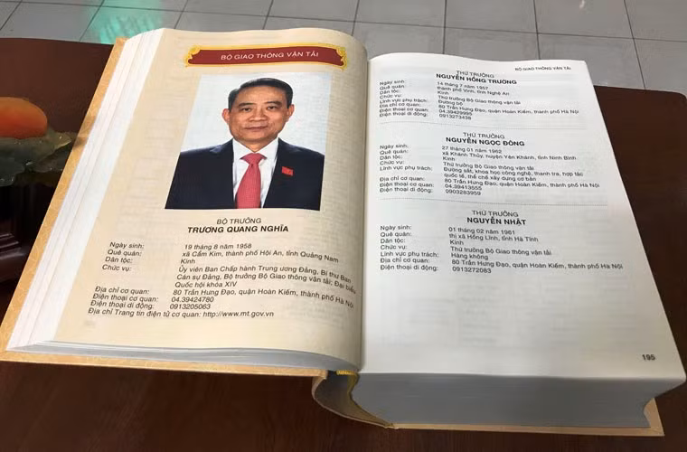 Một trang trong sách "Niên giám Quốc hội - Chính phủ khóa XIV và HĐND, UBND các cấp nhiệm kỳ 2016 - 2021" công khai danh sách, địa chỉ, danh bạ điện thoại của Bộ Giao thông vận tải.
