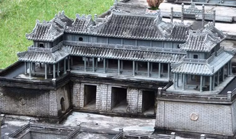 "Ba mẹ tôi ngày càng già yếu, không thể mỗi lần nhớ Huế là đi về thăm quê được nên tôi quyết chí phải làm sao để mỗi sớm mai thức dậy là ba mẹ thấy Huế trước mắt mình rồi”, anh Nguyễn Thanh Tùng - chủ nhân của công trình Huế thu nhỏ giữa Sài Gòn - tự hào chia sẻ.