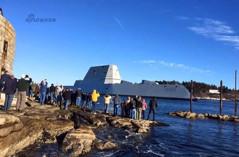 Sự kiện, siêu hạm DDG-1000 Zumwalt ra biển được người dân Mỹ hân hoan chào đón.
