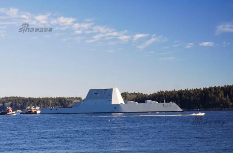DDG-1000 Zumwalt được cho là thiết kế tàu chiến tương lai, vì nó sử dụng nhiều công nghệ hiện đại, đặc biệt là sử dụng thiết kế thân góc nhọn, giảm thiết diện tán xạ radar. Đặc biệt, toàn bộ anten radar được lắp đặt bên trong đài chỉ huy của tàu, khiến cho đối phương khó phát hiện.