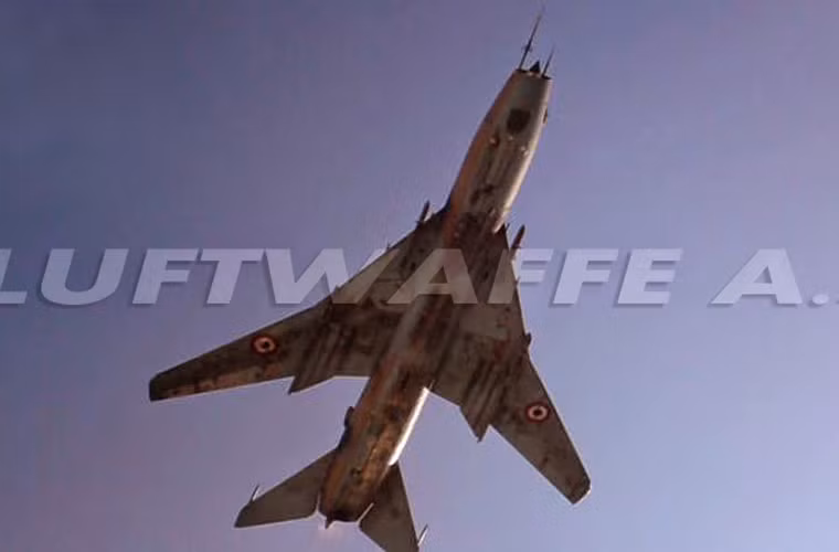 Tuy nhiên, Không quân Syria dường như chỉ có số lượng ít ỏi bom, đạn thông minh, cho nên hầu như các máy bay Su-22, Su-24, MiG-23 chỉ dùng bom, rocket để không kích phiến quân IS.