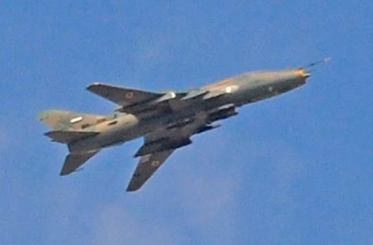Trong đó, Su-22M4 là loại hiện đại nhất trong dòng Su-22 mà Không quân Syria sở hữu. Nó được nâng cấp đáng kể hệ thống điện tử hàng không như hệ thống dẫn đường - ngắm bắn PrNK-54, hệ thống chỉ thị mục tiêu laser Klyon-54, radar đo tốc độ và góc lệch DISS-7, kính ngắm VG-17...Nó có khả năng mang các vũ khí dẫn đường chính xác cao như tên lửa Kh-25L, Kh-29T, bom KAB-500Kr.