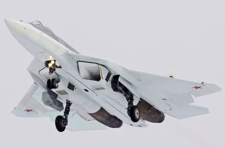 Hiện chương trình thử nghiệm máy bay tiêm kích tàng hình Sukhoi T-50 đang diễn ra hết sức khả quan. Dự kiến, siêu cơ Su T-50 sẽ chính thức phục vụ vào năm 2017.