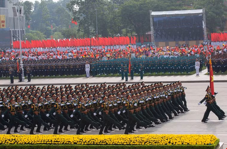…và đặc biệt là cuộc diễu binh trên Quảng trường Ba Đình lịch sử nhân kỷ niệm 70 năm Quốc khánh 2/9 với sự tham gia của hàng chục nghìn người. Đây cũng là sự kiện quốc phòng Việt Nam hết sức nổi bật.