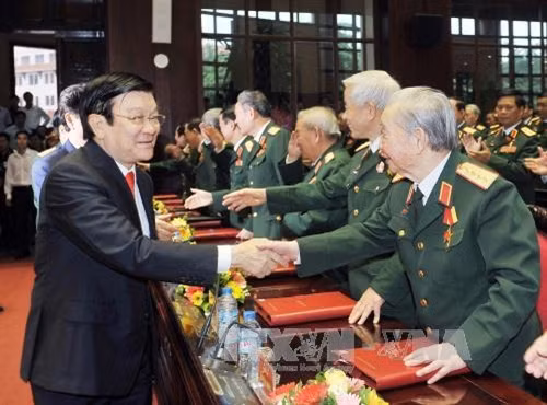 Các văn kiện được thông qua Đại hội lần này là sự tổng kết sâu sắc lý luận và thực tiễn tình hình đất nước, quân đội; là sự kết tinh trí tuệ, ý chí, nguyện vọng của toàn Đảng, toàn dân và toàn quân ta; tiếp tục khẳng định, hoàn thiện và phát triển quan điểm, đường lối đổi mới của Đảng ta theo lý luận chủ nghĩa Mác-Lê nin và tư tưởng Hồ Chí Minh; xác định mục tiêu, nhiệm vụ của toàn Đảng bộ Quân đội từ nay đến năm 2020 và những năm tiếp theo. Ảnh: Lãnh đạo Nhà nước bắt tay các cán bộ cấp cao Quân đội Nhân dân Việt Nam.