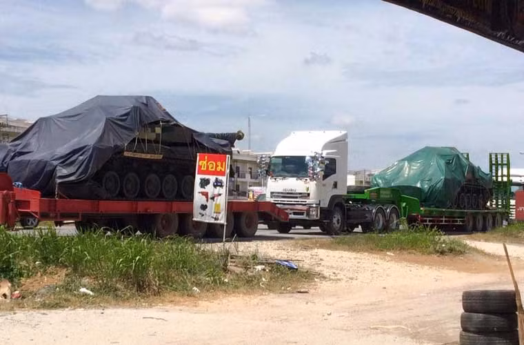 Các xe tăng T-84 Oplot-M được vận chuyển từ cảng về căn cứ Lục quân Hoàng gia Thái Lan. Đây là các xe tiếp theo trong lô hàng mua 48 chiếc tăng Oplot-M từ Ukraine.