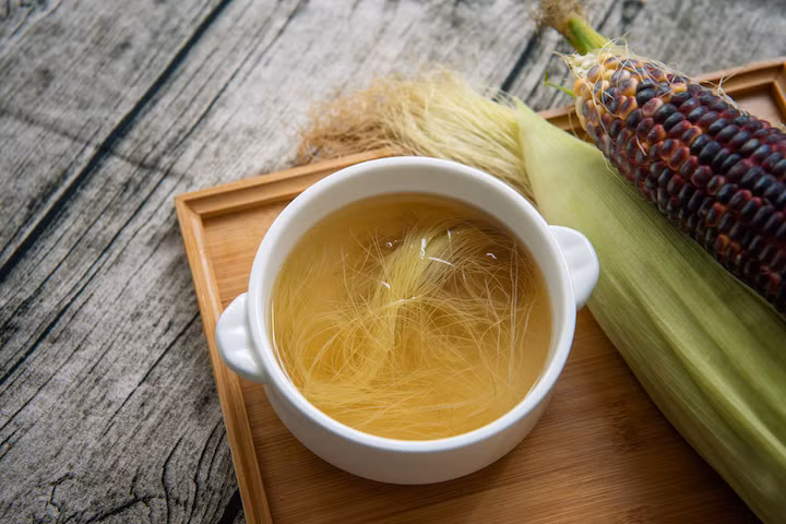 Bạn có thể dùng nước râu ngô uống thay nước hàng ngày sẽ thấy các nốt nhiệt miệng sẽ không còn sưng đau chỉ sau 2 ngày. Ảnh: meohay.