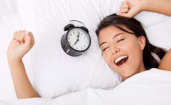 Nếu không muốn bị tăng cân, bạn hãy cố gắng ngủ tối thiểu 8 tiếng mỗi đêm. Việc thiếu ngủ có thể làm tăng cảm giác thèm ăn cũng như lượng calo bạn nạp vào cơ thể. Ảnh: didyouknow.