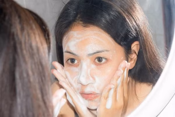 Với những người này, nên lựa chọn loại sữa rửa mặt phù hợp giúp loại bỏ bụi bẩn và tạp chất mà không làm mất đi lớp dầu tự nhiên của da. Ảnh: tamtrangkentam.