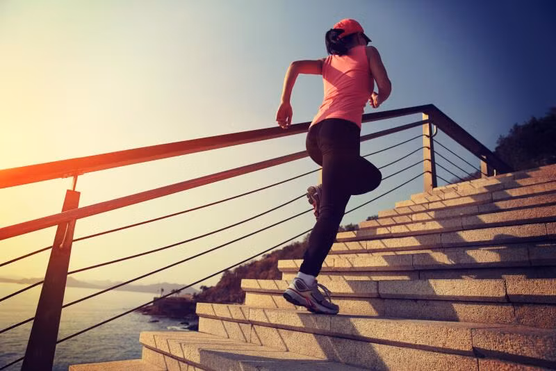 Leo cầu thang là một hình thức tập luyện cho sức khỏe tim mạch của bạn. Ảnh: chasebrexton.