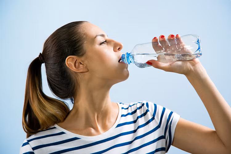 Bạn có thể cho thêm một chút muối hoặc vắt một chút chanh vào trong nước để uống sẽ mang lại hiệu quả cao hơn. Ảnh: skinnyms.