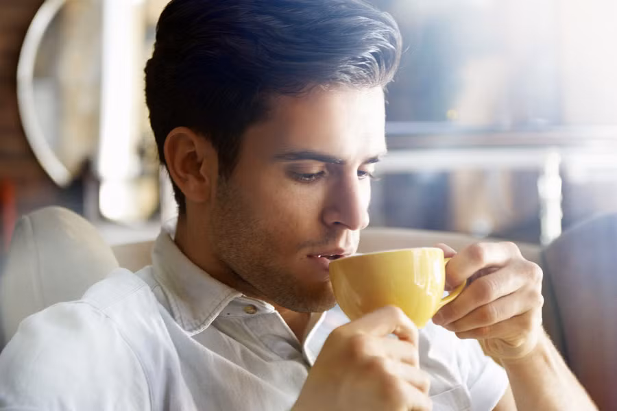 Lý do là trong cà phê có chứa chất caffeine có tác dụng thư giãn các mạch máu, giải tỏa căng thẳng, từ đó giảm đau đầu. Ảnh: saucycooks.