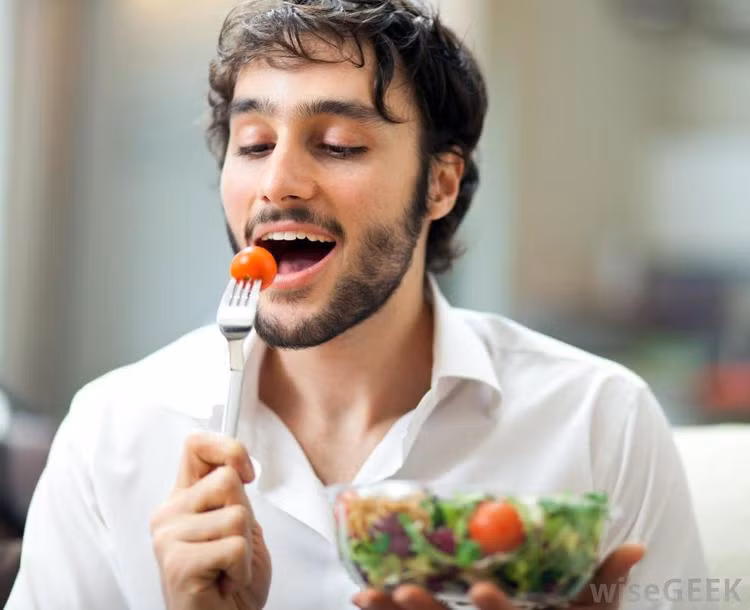 Trong khi ăn, bạn nên ăn chậm để tránh đầy hơi và khó tiêu. Ảnh: thehealthsite.