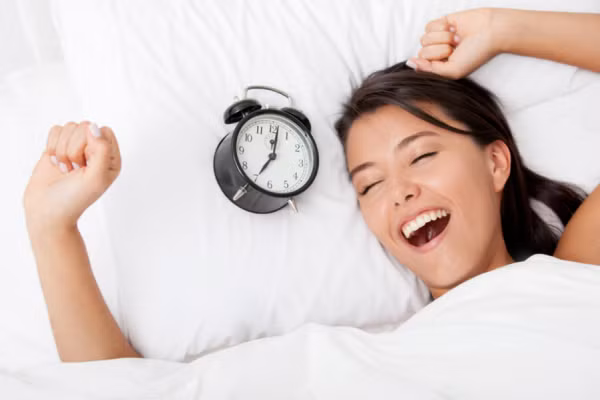 Khi đi du lịch ngày hè, có thể là sẽ khó khăn khi phải ngủ tại một nơi xa lạ nhưng bạn hãy cố gắng ngủ đủ giấc. Ngủ nhiều chính là một trong những cách tự nhiên dễ dàng nhất để giữ cho làn da của bạn khỏe mạnh và sáng mịn. Ảnh: wordpress.