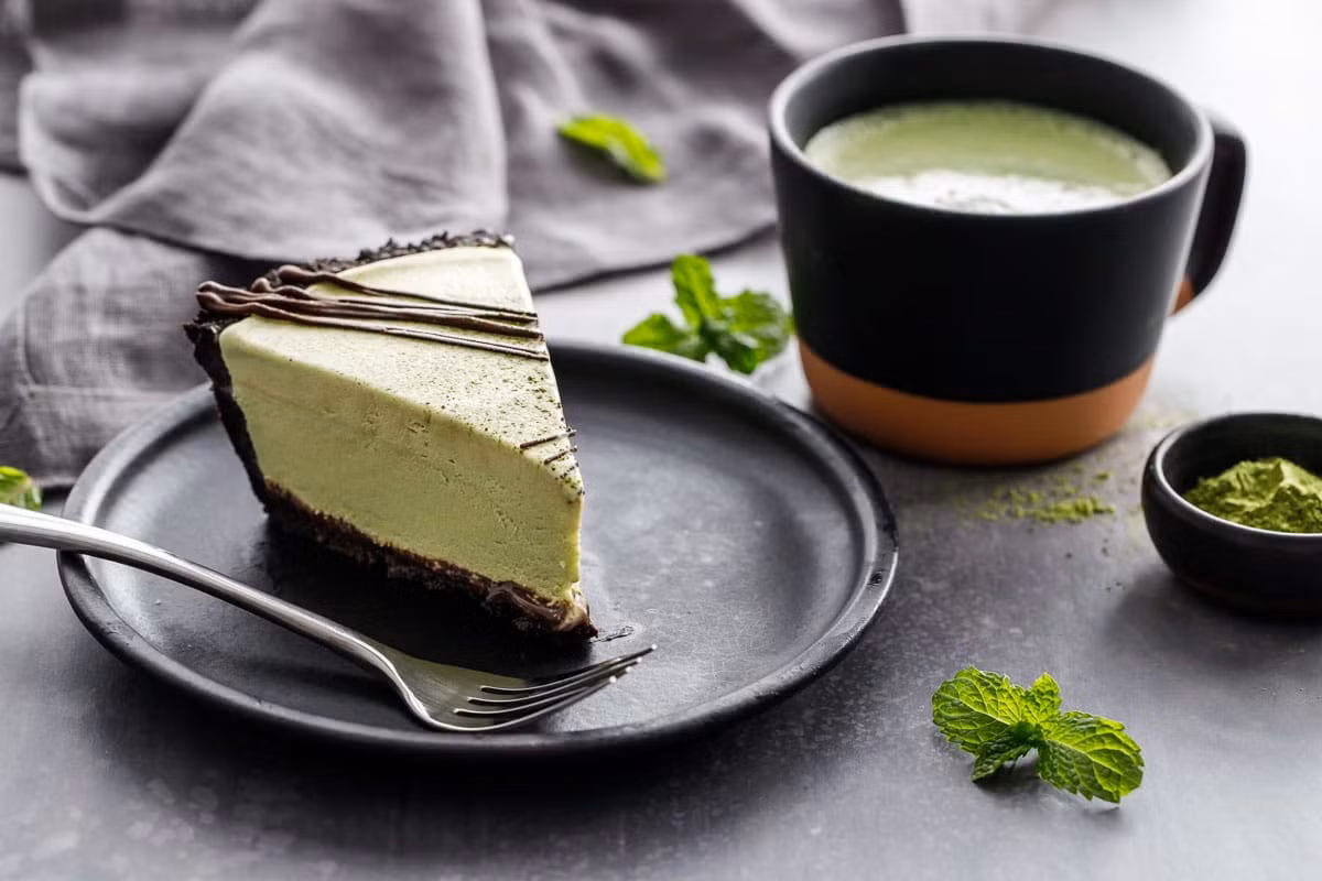 Cụ thể, matcha đặc biệt chứa nhiều epigallocatechin-3-gallate (EGCG), một loại catechin đã được chứng minh là có đặc tính chống ung thư mạnh mẽ. Ảnh: loveandoliveoil.