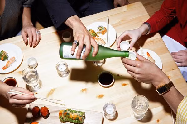 Bạn cũng nên tránh các loại đồ uống nhiều calo giúp kích thích ngon miệng. Ảnh: cdn.