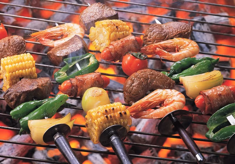 Để ăn đồ nướng thoải mái mà không lo sợ vấn đề cân nặng, bạn cần lưu ý uống nhiều nước. Nước không chỉ thanh lọc cơ thể mà còn giúp bạn kiểm soát cân nặng. Ảnh: bytuong.