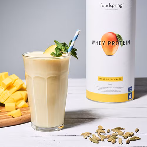 Whey protein là sản phẩm được làm từ sữa, chuyển hoá từ sữa sang phô mai, giúp tăng sự phát triển cơ bắp, giảm sự thèm ăn, tăng sự đầy đủ và tăng cường trao đổi chất hiệu quả hơn các nguồn protein khác. Ảnh: cloudfront.