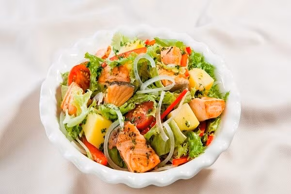 Bên cạnh đó, một lựa chọn ăn trưa dễ dàng khác là một món salad với nhiều rau, đậu, dầu ô liu và giấm ăn. Ảnh: lamthenao.