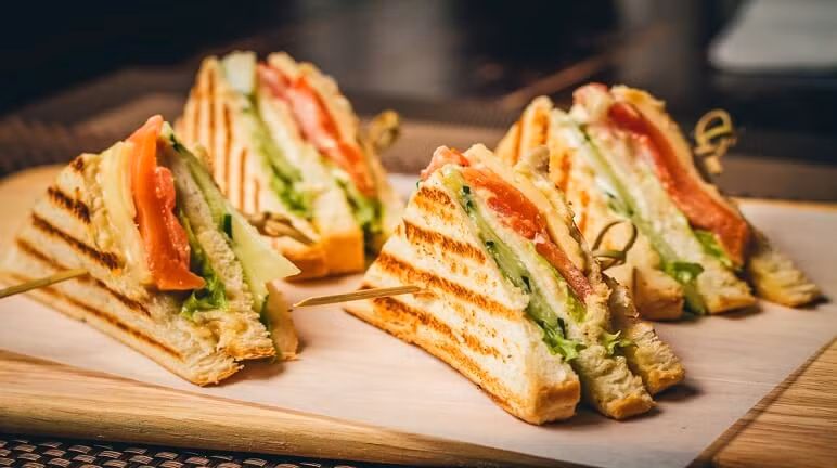 Kết hợp thực phẩm chứa carbohydrate phức hợp với thực phẩm chứa protein và một chút chất béo lành mạnh cho bữa trưa là cách tốt nhất để giữ mức năng lượng của bạn ổn định trong cả buổi chiều. Ảnh: monngon.