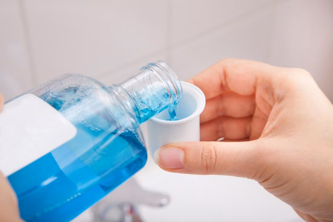 Bạn cũng nên sử dụng nước súc miệng để tiêu diệt vi khuẩn kỵ khí một cách nhanh chóng ngay cả ở những nơi khó tiếp cận như amidan của bạn. Ảnh: medicalnewstoday.