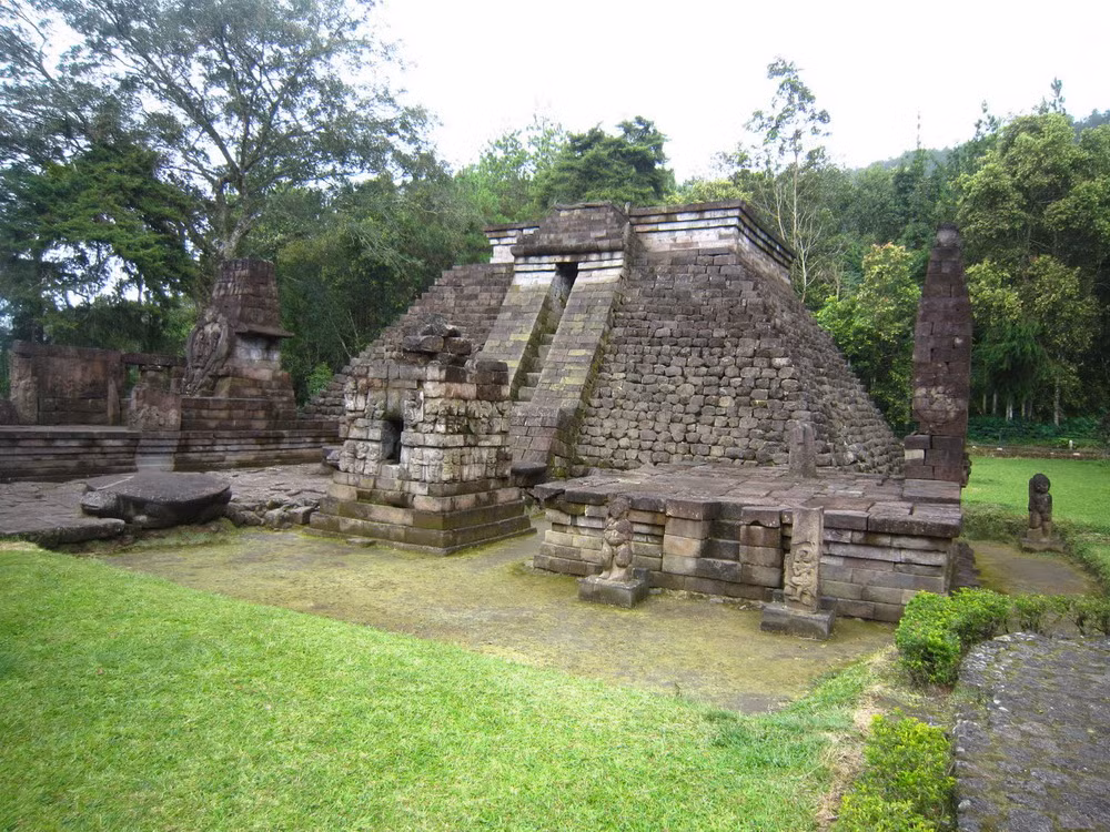 Dù từng là một trung tâm của đạo Hindu trong khu vực, đền Candi Sukuh đã bị bỏ phế từ thế kỷ 16, khi người Hồi giáo kiểm soát đảo Java.