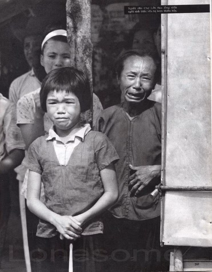 Người dân Chợ Lớn đau lòng nhìn ngôi nhà thân yêu bị bom thiêu hủy.