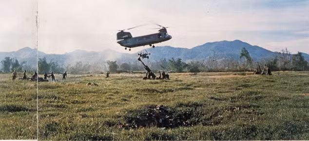 Sư đoàn kỵ binh số 1 Mỹ tấn công ở thung lũng An Lão, Bình Định năm 1967. Do đường bộ bị cắt đứt, họ phải dùng trực thăng Chinook chở pháo 105mm đến trận địa.