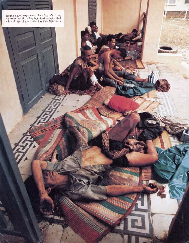 Những người Việt Nam còn sống sót sau vụ thảm sát ở Takeo ngày 17/4/1970 vẫn tiếp tục bị giam cầm đầy đọa. Ảnh chụp ngày 18/7/1970.