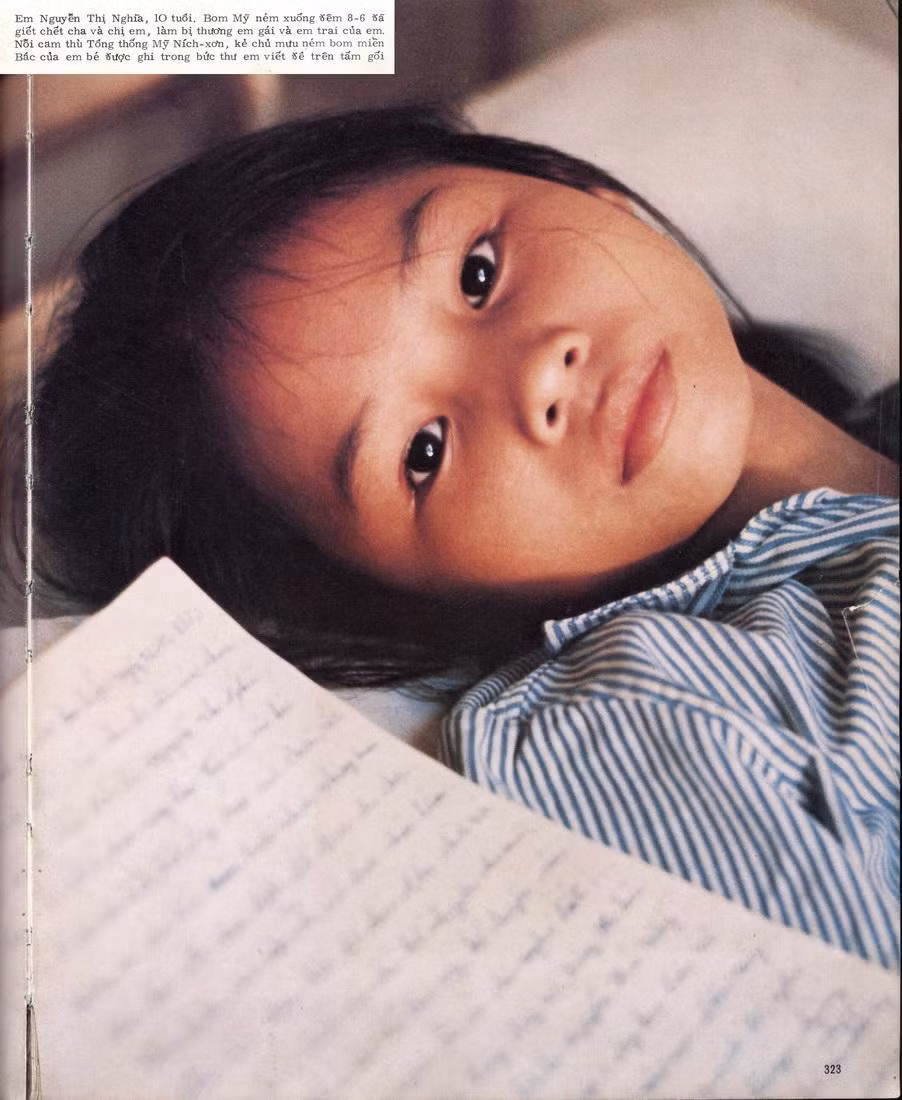 Trận bom của Mỹ ngày 8/6/1972 đã giết cha và chị của em Nguyễn Thị Nghĩa, 10 tuổi. Bản thân em và em gái, em trai của em đều bị thương. Trên gối em là lá thư ghi nỗi căm thù Tổng thống Nixon, kẻ chủ mưu ném bom miền Bắc.