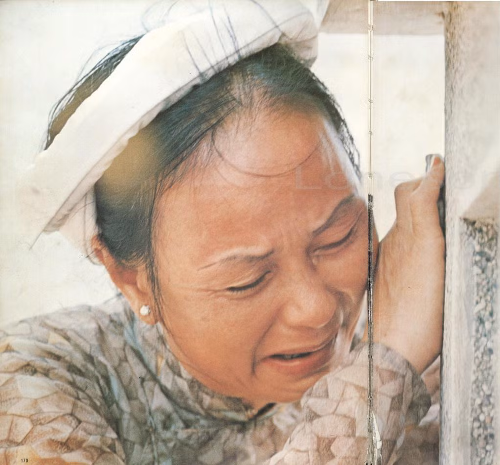 Một bà mẹ vật vã bên nấm mộ con ở nghĩa trang quân đội Sài Gòn. Từ 1960-1973, quân đội Sài Gòn chết 163.000 lính.
