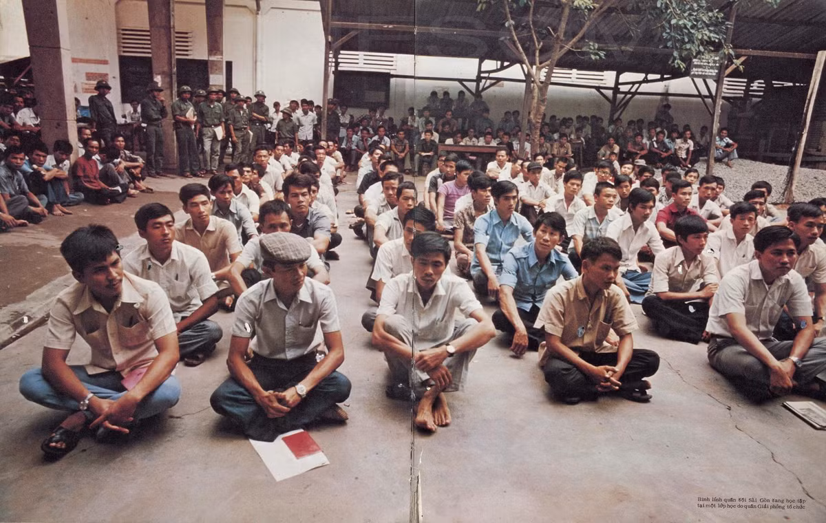 Binh lính quân đội Sài Gòn trong một lớp học do quân Giải phóng tổ chức.