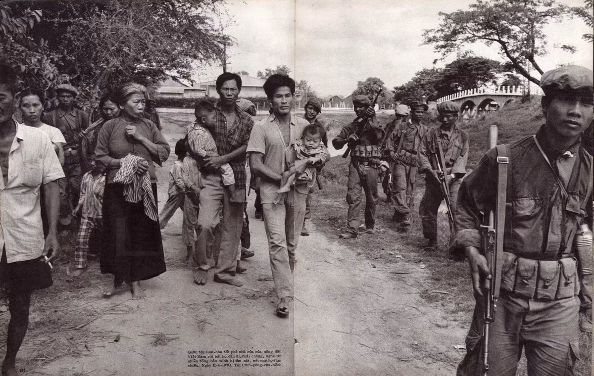 Những người nông dân Việt Nam bị quân Lon Nol giải đi sau khi đã đốt phá nhà cửa, ngày 11/4/1970.