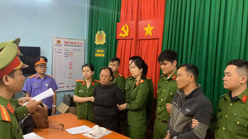 Bắt cặp vợ chồng “hờ” làm giả giấy phép lái xe máy ở Huế Bat cap vo chong “ho” lam gia giay phep lai xe may o Hue