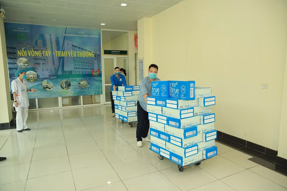 Tap doan TH trao tang Ha Nam, Vinh Phuc hon 145.000 san pham do uong, chung tay chong dich-Hinh-4