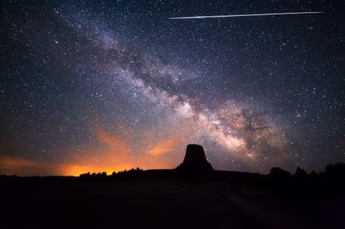 Bạn không cần (và không nên dùng) kính thiên văn hay bất cứ dụng cụ nào, hãy dùng mắt thường để quan sát mưa sao băng. 