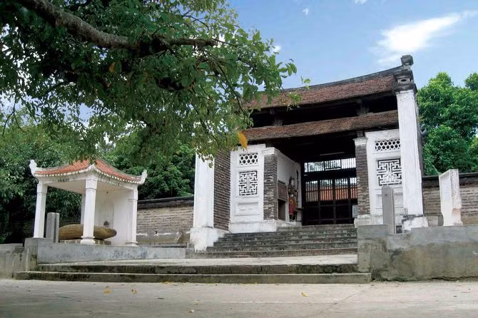 Đời nhà Mạc, ông được truy phong là "Tả tướng quốc, Trung liệt đại vương". Đời nhà Nguyễn, năm Thiệu Trị thứ sáu (1846), triều đình ban sắc phong cho ông là “Tuấn hương, lương trực Tả tướng quốc Trần phủ quân chi thần”.