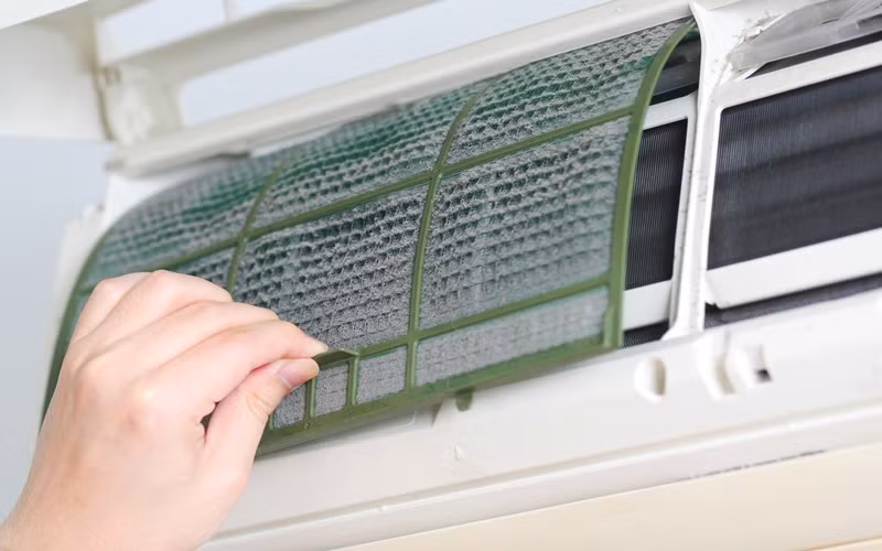 Không chỉ ảnh hưởng đến sức khỏe, điều hòa nhiệt độ bám đầy bụi, thậm chí còn xuất hiện dị vật bên trong (côn trùng chết, mảnh tường vỡ, mạng nhện...) khiến máy dễ bị chập điện khi hoạt động hoặc giảm độ bền.
