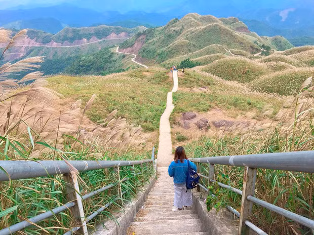 Cung đường này được gọi là sống lưng khủng long nhờ sự độc đáo của những con đường mòn trên đỉnh núi, nối các điểm mốc với nhau, tạo thành gạch nối như sống lưng của con khủng long thời tiền sử. 