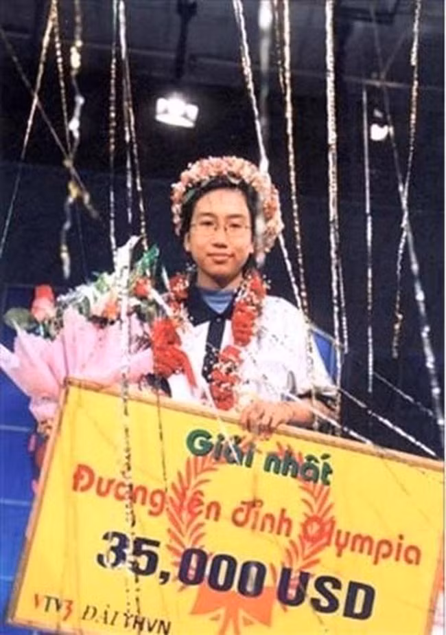 Cùng đến từ trường THPT Chuyên Nguyễn Bỉnh Khiêm, Vĩnh Long, còn có Lương Phương Thảo – quán quân Olympia năm thứ 3.