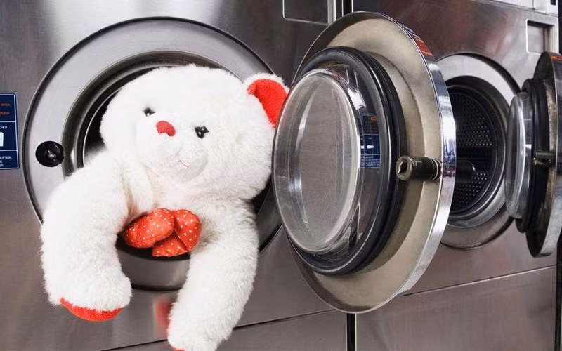 Một lưu ý nữa là không chỉ vệ sinh hàng tuần, ngay khi mua thú nhồi bông về, bạn cũng cần vệ sinh. Hãy dùng khăn mềm lau hoặc giặt sạch, phơi khô trước khi đưa cho trẻ. 