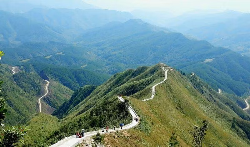 Trước đây, con đường mòn trên đỉnh núi hoang sơ này bằng đất, nhỏ hẹp, khúc khuỷu, vô cùng nguy hiểm.