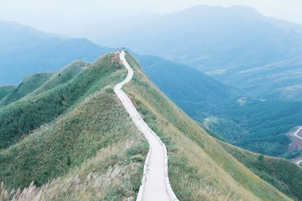 Hiện con đường đã được xây dựng lại để thuận tiện hơn cho việc di chuyển.