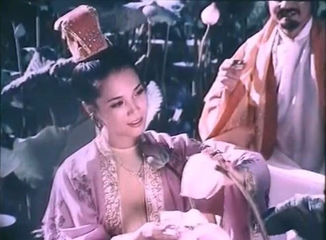 Từ đó, Đặng Thị Huệ càng ngày càng được chúa yêu quý, nói gì chúa cũng nghe và hễ có việc gì là chúa cũng bàn với. Xe kiệu, quần áo của Đặng Thị Huệ được sắm như đồ dùng của chúa, thậm chí còn được Chúa lập làm Tuyên phi Đăng Thị Huệ.