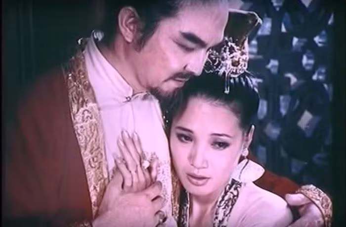 Từ ngày sủng hạnh Đặng Thị Huệ, Trịnh Sâm ngày càng u mê, dẫn đến chính trị suy đồi, muôn dân than khóc. Không chỉ vậy, em trai của Tuyên Phi là Đặng Lân còn cậy thế hà hiếp bách tính, chèn ép người vô tội.