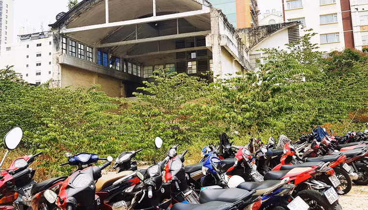 Sau khi dựng hàng rào khu đất bỏ trống, một thời gian cho thuê làm bãi giữ xe, hiện tại bãi giữ xe này đã đóng cửa, khu đất tiếp tục bỏ trống và không có dấu hiệu thi công.