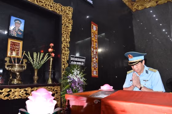 Lễ viếng tại quê nhà được tổ chức từ 12h ngày 26/9. Lễ truy điệu và đưa tang vào hồi 12h ngày 27/9, an táng tại nghĩa trang gia đình thuộc xã Tân Dương, huyện Lai Vung, tỉnh Đồng Tháp (Ảnh: SGGP).