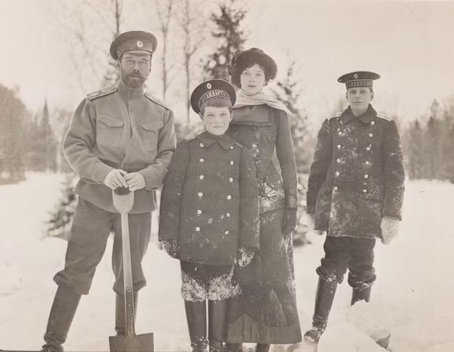 Sau khi bị phế truất, Sa hoàng Nicholas II cùng hoàng hậu Alexandra và 5 con đi lưu đày ở Ekaterinburg. Đó là một thành phố nằm trên dãy núi Ural.
