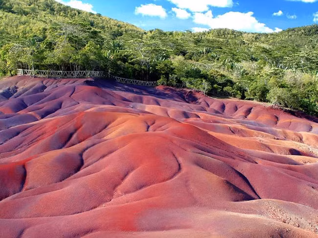 Khối đá 7 màu ở Mauritius: Khu vực này hình thành những tảng đá trông giống như được người khổng lồ sơn lên bằng những màu sắc khác nhau. Tuy nhiên, đây là sự hình thành đá tự nhiên và là một trong những hiện tượng kỳ lạ nhất trên Trái đất.